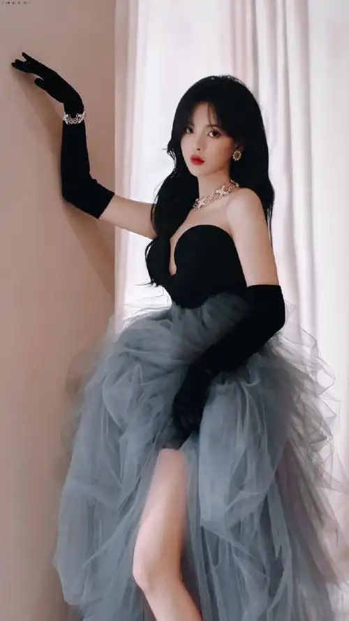 杨超越丝绒雾霭蓝礼服造型