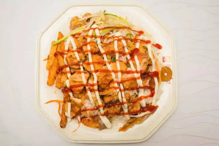 外酥里嫩,皮脆肉香再配以沙拉,番茄酱色泽鲜艳,垂涎欲滴羊肉汤豆腐菜