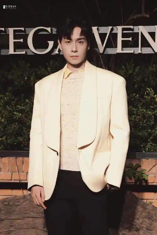 bv北京时装秀##胡一天不热吗##胡一天洋甘菊色西装