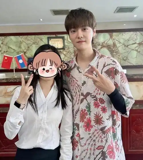 曝鹿晗关晓彤已领证!刚结婚就帮女方父母还债,机场露面心情大好