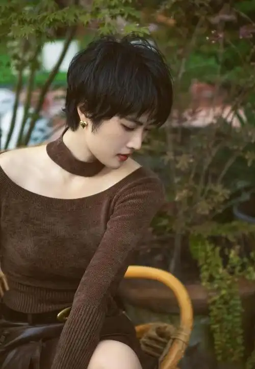 华为二公主晒新美照,眼神超像爸爸,巧克力色毛衣配短裙又美又飒