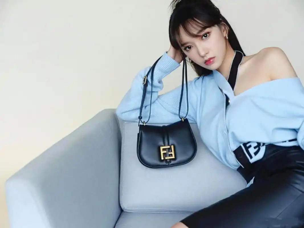 程潇身着fendi 2023秋冬女士系列,搭配新款cmon手袋手袋,游曳微蓝,沁