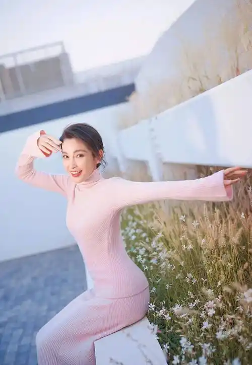 李冰冰身穿一袭黑色缀钻古董礼裙拍大片,珠光宝气优雅高贵