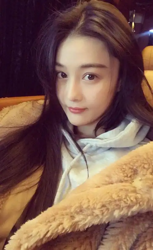 张馨予个人资料图片(何捷) - 散下步