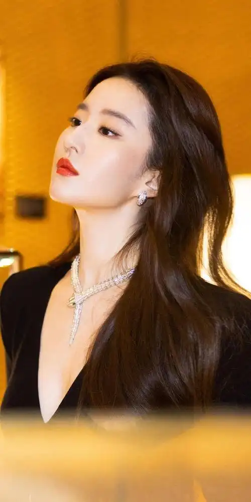 刘亦菲深v黑银条纹裙,气质满分!__财经头条