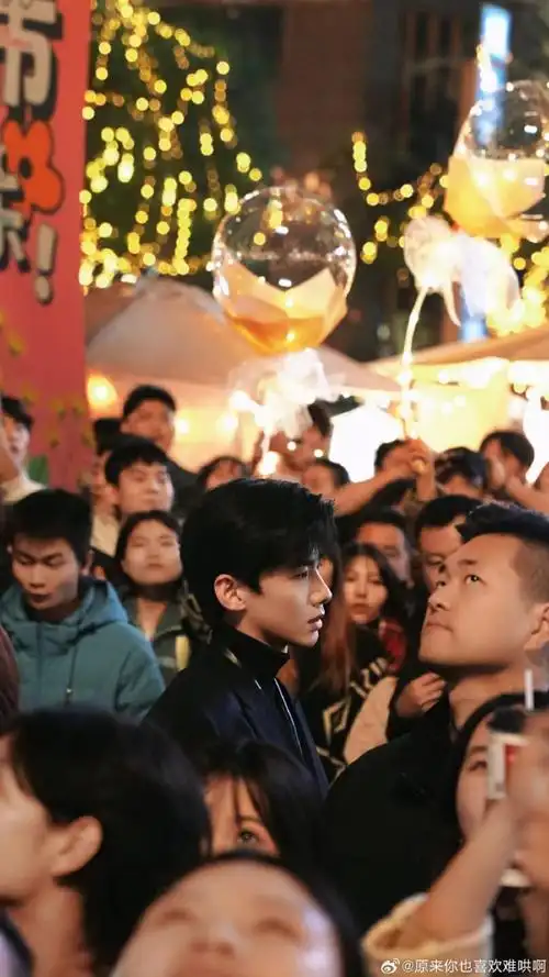 白敬亭章若楠难哄最新路透##白敬亭难哄新路透##白敬亭桑延黑衣孕型