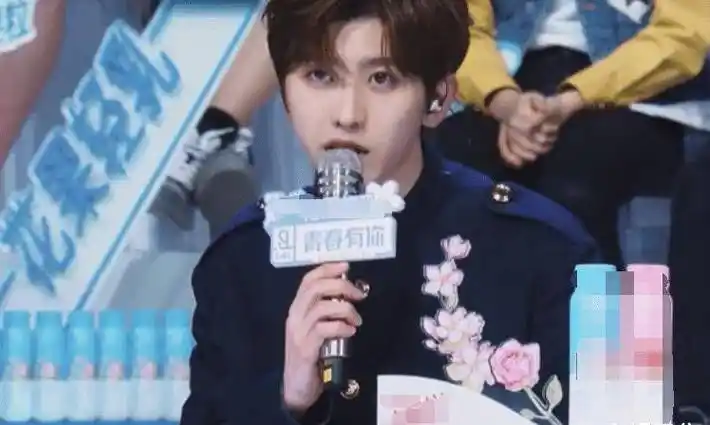 lisa在录制现场哭了起来,谁留意蔡徐坤下意识反应?