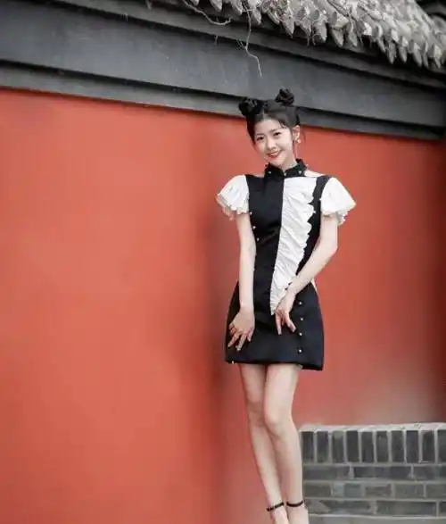 赖美云机场私服照流出,看到脚上的鞋子,真只有1米53_look_时尚_白色