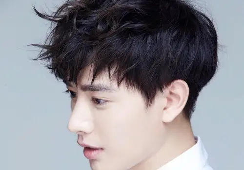 初中生男生剪什么发型好看 好打理短发还你最耀眼的校园之星