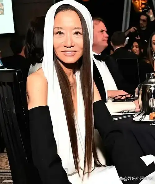 婚纱女王王薇薇现身伦敦眼神有神面容显老身材却依旧苗条