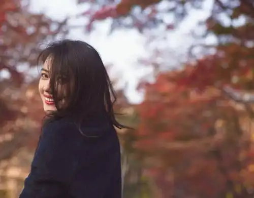 高圆圆回眸一笑,气质唯美.