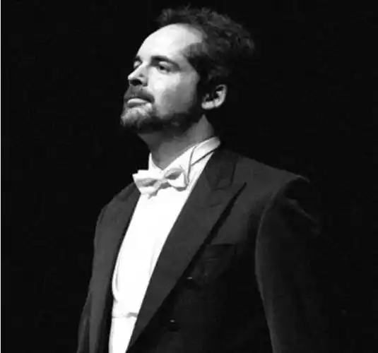 随antonio pedro lavirgen, white, julian molina和daniel munoz等