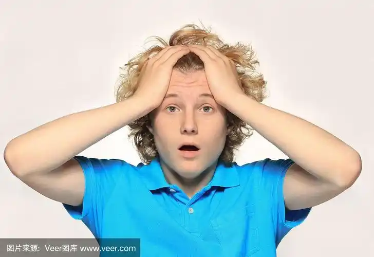 十几岁的男孩心烦意乱,揪着自己的头发