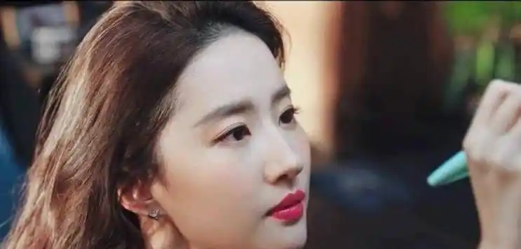 一夜,36岁刘亦菲用丰腴饱满的身材,秒杀了大片白幼瘦女星_女明星_什么