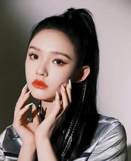 林允钻石链条高马尾