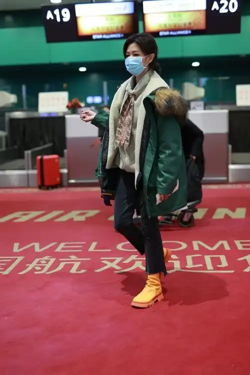 万茜外穿毛领大衣脚踏马丁靴出行女生酷起来也好有魅力