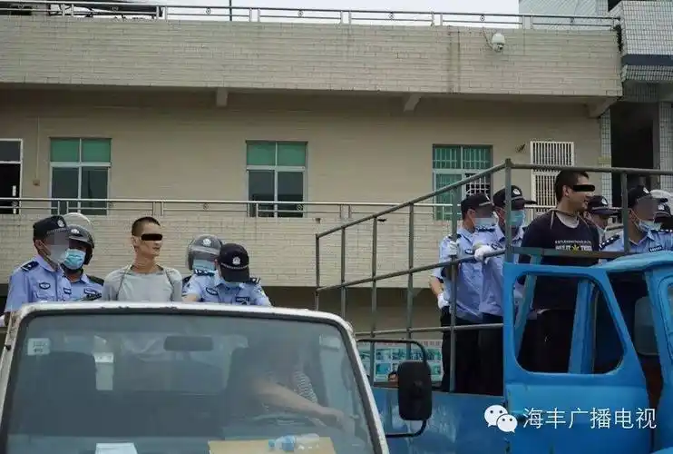 死刑犯被押赴刑场画面曝光 女子流泪追押送车