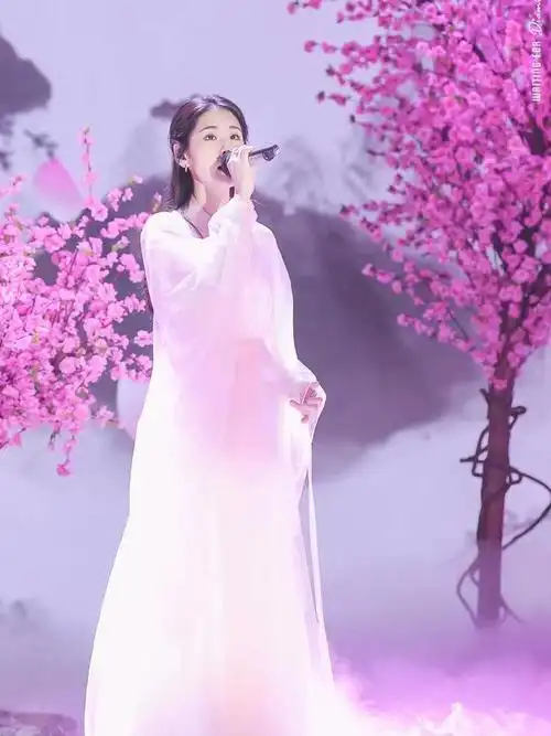 张碧晨颜值真高,穿上古装温柔又清冷,难怪华晨宇会爱上她