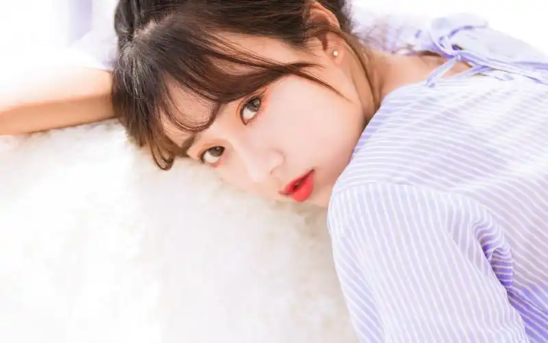 小清新白皙日系文艺美女唯美高清桌面壁纸