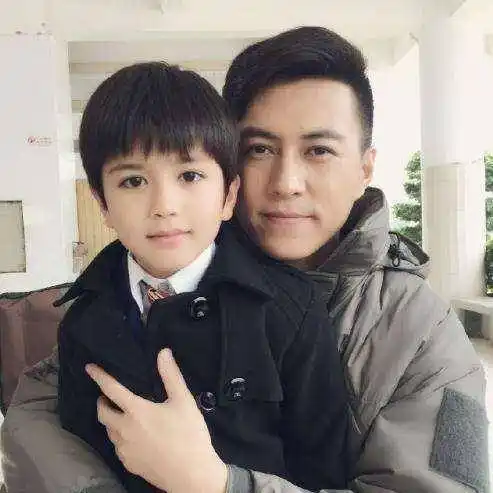 靳东老婆晒父子合照,小儿子穿的鞋来源被曝光:星二代就这条件?