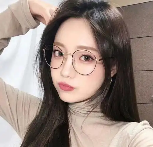 如果你是鹅蛋脸或者瓜子脸的话,那么恭喜,几乎所有的眼镜款式你都能