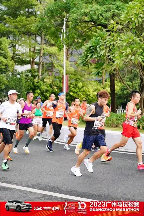 广州马拉松 #完美收官 #比赛现场 #跑步 #汗水不会辜负 - 抖音