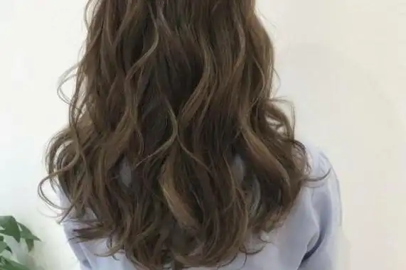 首页 美容 发型冷烫会导致脱发,如果频繁的烫发,可能会导致脱发症状