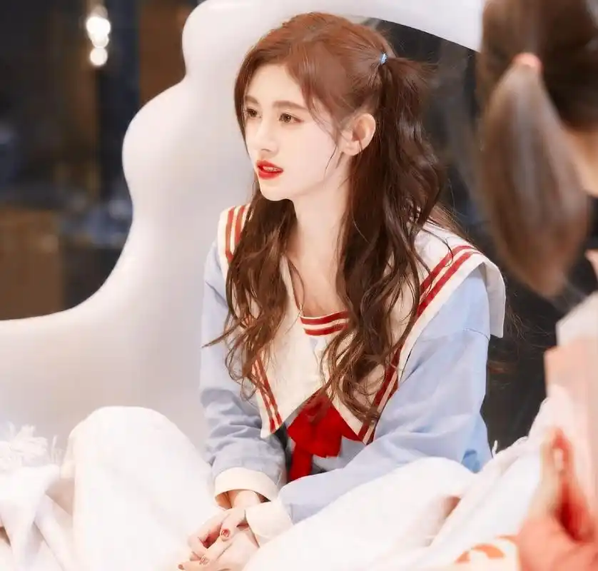 鞠婧祎个性十足的蓝发造型,新粉看了都夸惊艳