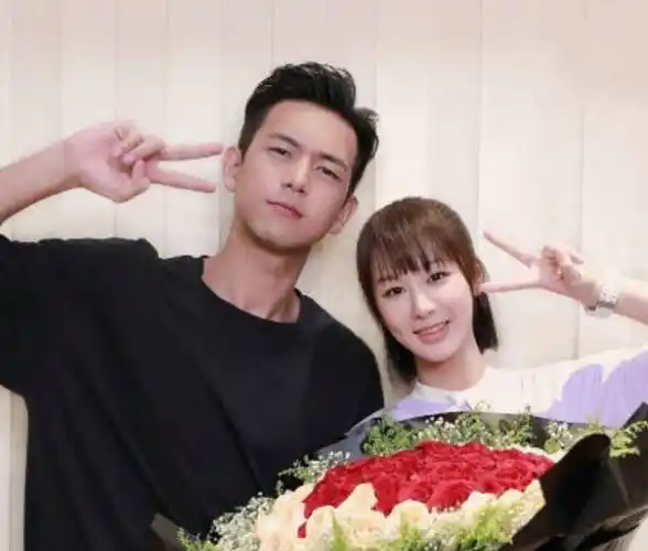 将杨紫跟李现照片重合在一起,意外撞脸张一山,网友:缘分真奇妙_关系