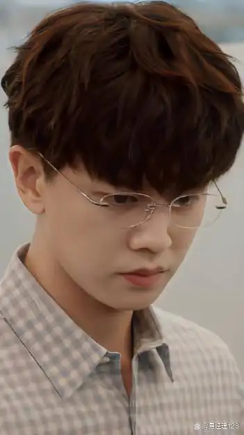 来看看戴眼镜的任嘉伦吧帅!