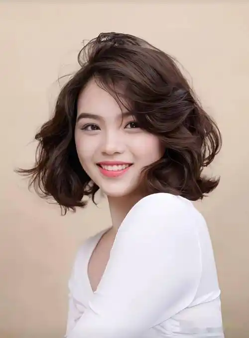 入春" 短烫发超减龄"_发型_中国_形象