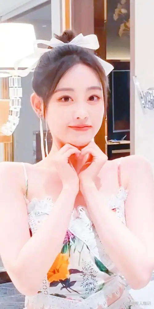 近日,90后新生代女艺人祝绪丹在个人社交平台上晒出一组夏日游乐园