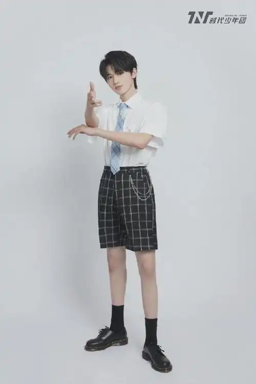 这优秀的跟腱跟大长腿甚至让我忽略了,宋亚轩的脸还在努力的向我们