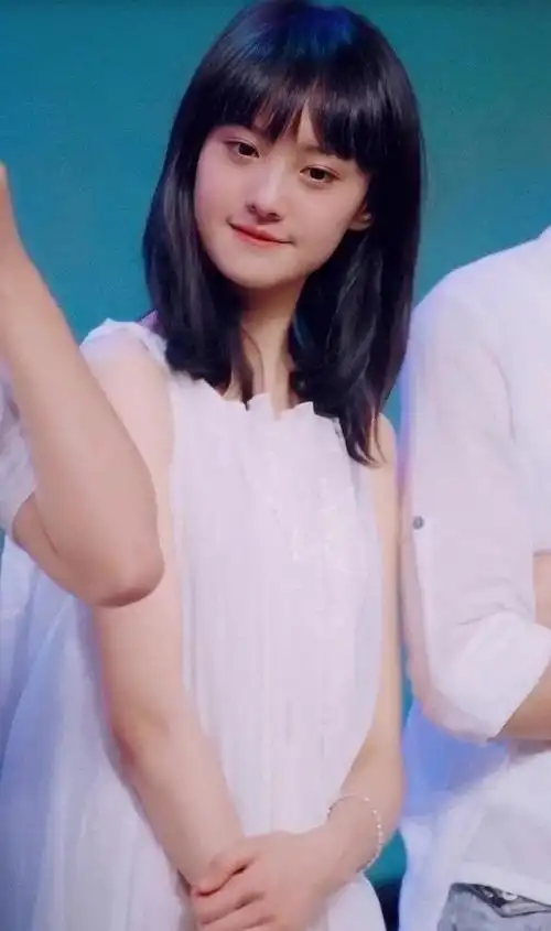 一朝梦回楚雨荨,18岁的郑爽参加快本稚气未脱脸上肉肉的好可爱