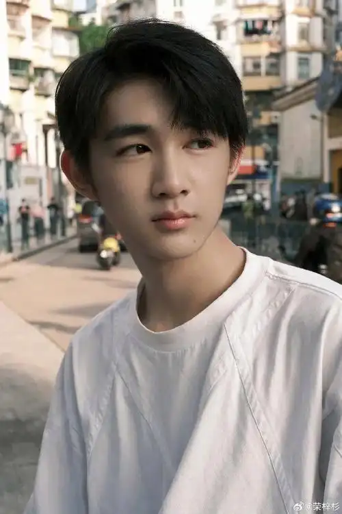 吴磊的弟弟爆火,18岁拿下"内娱第一"