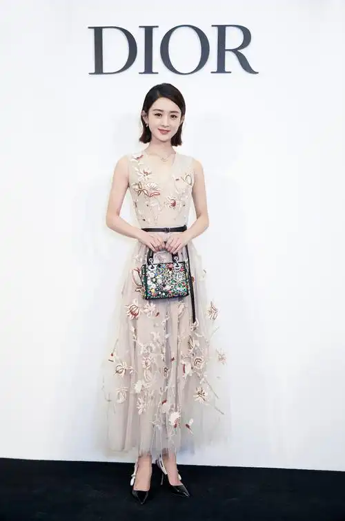 仙女本仙!赵丽颖刺绣长裙变花仙子 温婉恬静优雅大方