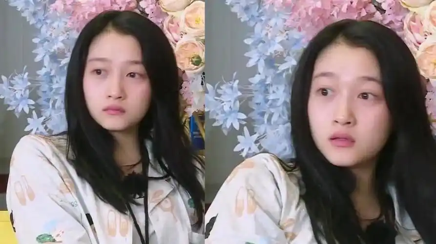 关晓彤纯素颜曝光,头发凌乱黑眼圈严重,美貌曾被张艺谋夸赞