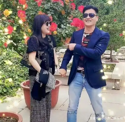 64岁吕良伟携娇妻出镜,互动有爱还两手紧握,"看上去没代沟"