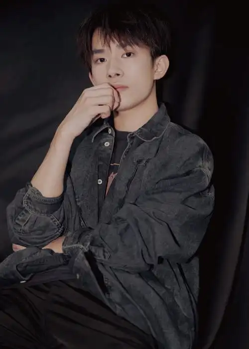 冷艳少年易烊千玺帅照来袭快来收下这份心动