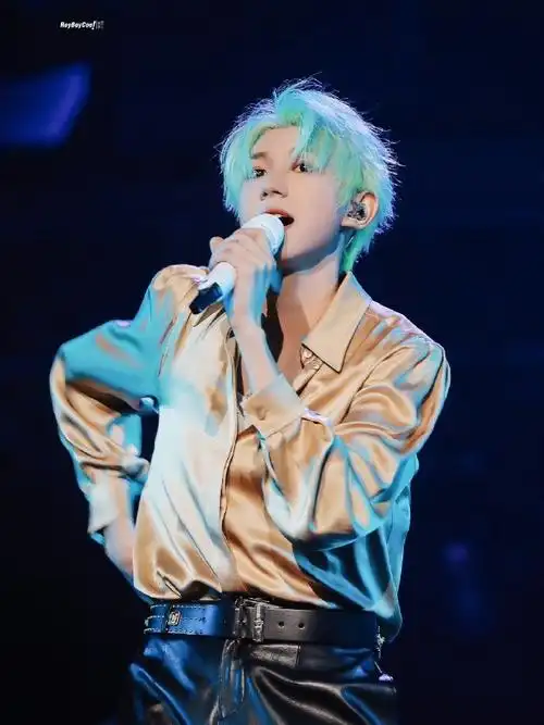 王源客厅狂欢巡演##王源染了绿发