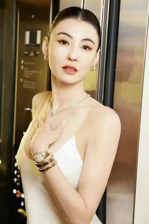 张柏芝,白色吊带长裙妆造,婀娜身材真的太好了!