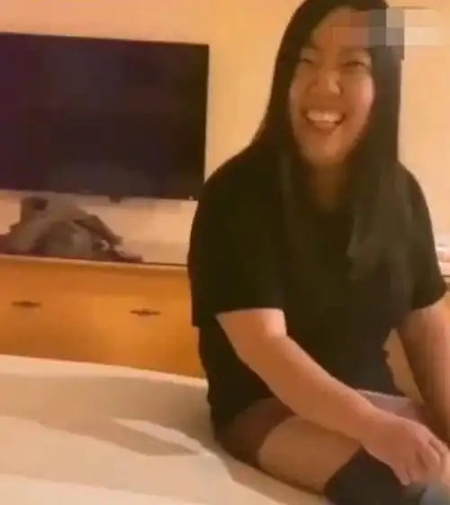 具体还是得分语境来说,也可以直接跟对方玩梗,你来一句"我很丑吗"就