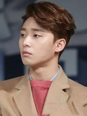 露额头的男生短发卷发彰显男生自信的发型图片