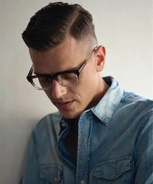 偏分油头具有极高的衣着普适性,几乎可以搭配任何衣着,比如说搭配工装