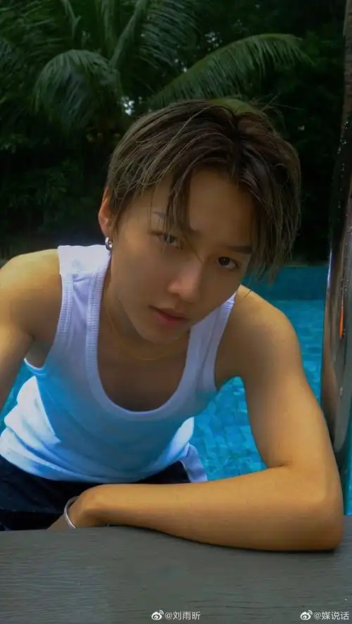 刘雨昕泳池九宫格大片