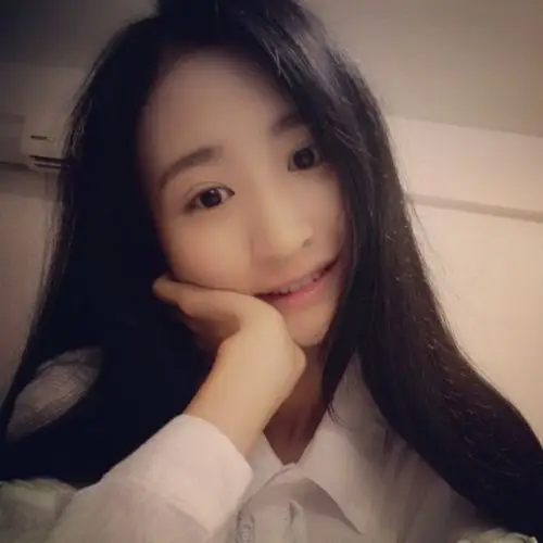 女友名叫聂欢,长相清纯甜美.