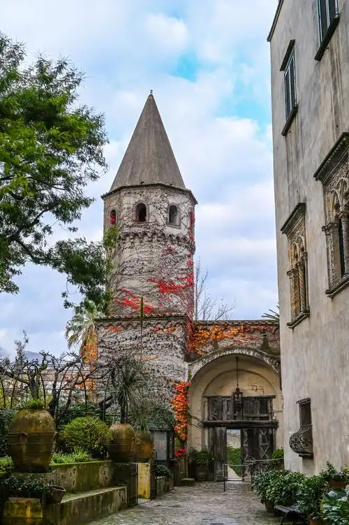 欧洲城堡别墅(欧洲富豪的别墅区是怎样的,意大利这座山中小镇,每一栋