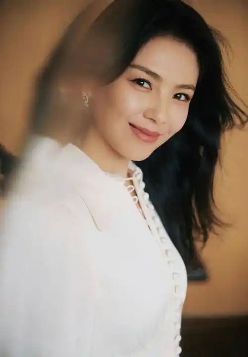 44岁刘涛闪耀活动现场!穿白裙好嫩啊,"换脸"大成功彻底回春了