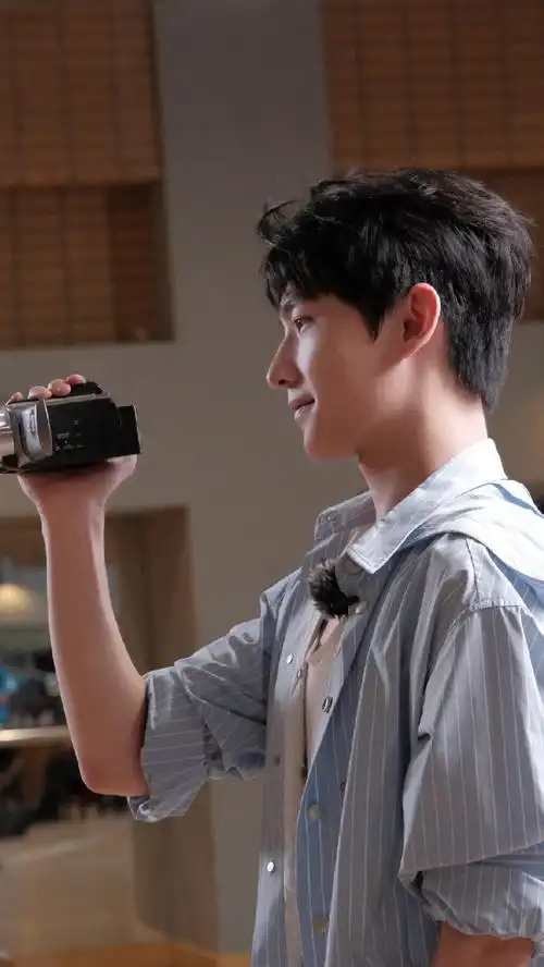 杨洋蓝色条纹衬衫造型##杨洋做咖啡侧颜