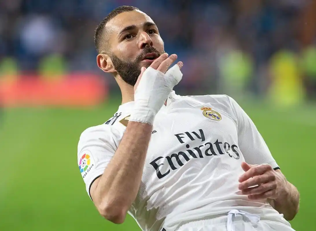 高清图:本泽马跪地送深情飞吻 塞瓦略斯霸气咆哮